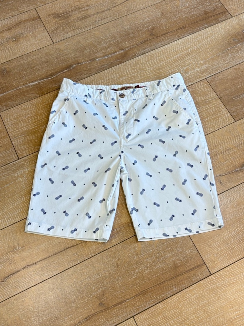 Hudson & Barrow Men’s Pineapple Print Chino Shorts - Size 32 - White/Navy